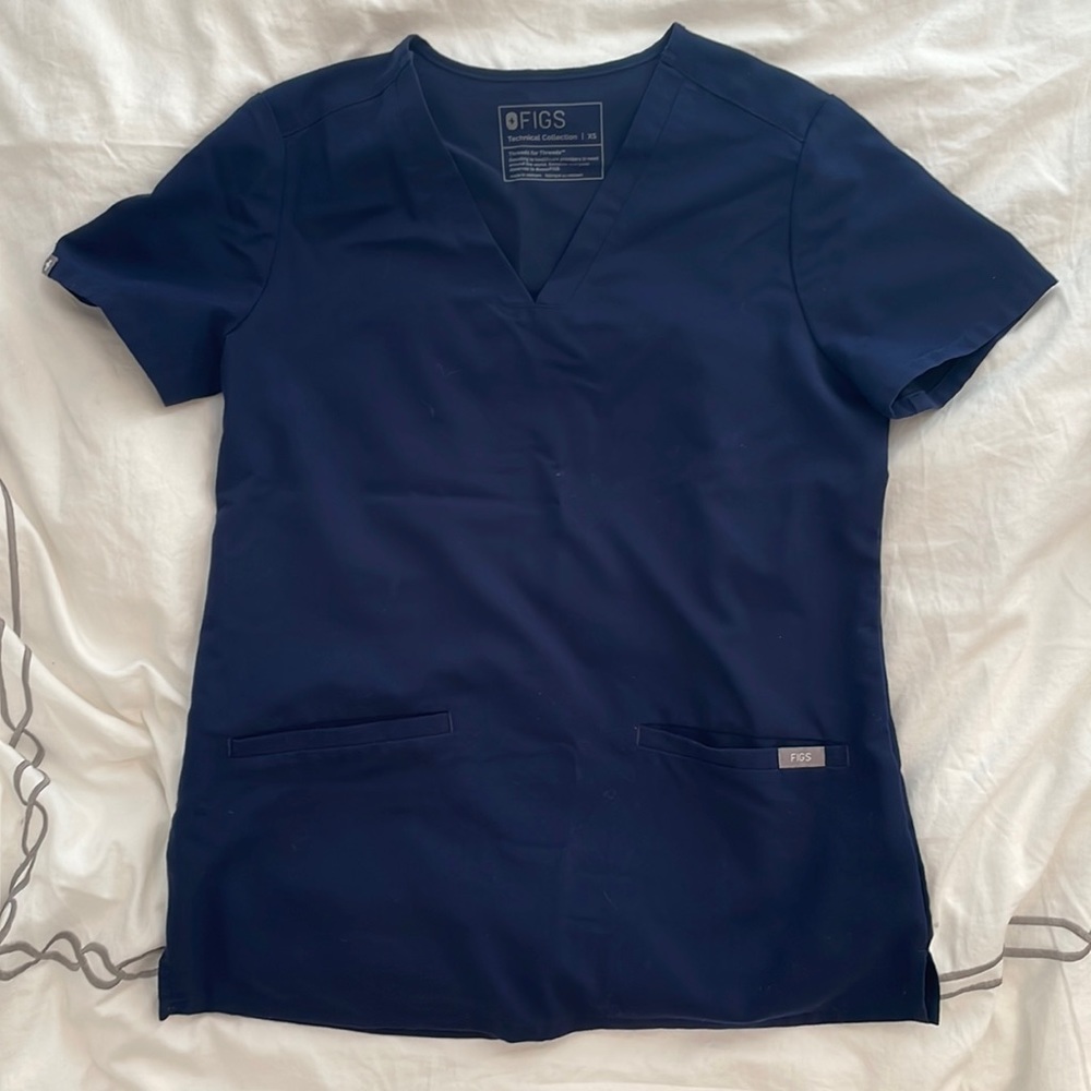 Figs three pocket scrub top - navy (size xs)